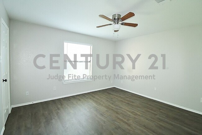 Building Photo - Nicely Updated 2/2/1 Duplex in Fort Worth ...