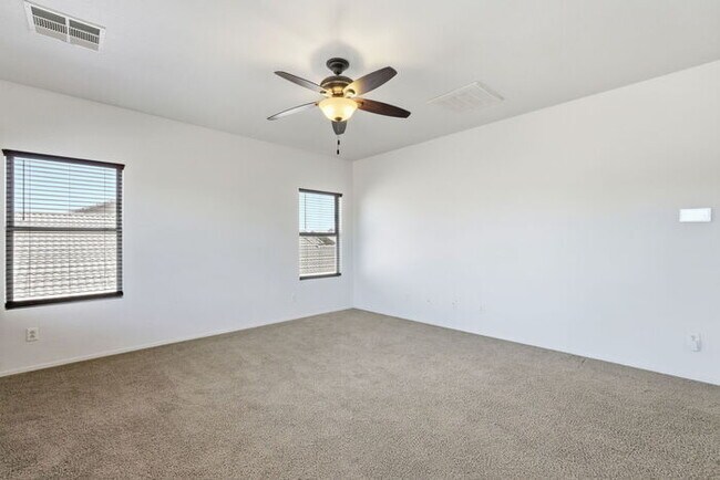 Building Photo - Moving in Special on OAC, 6bedroom 3bath Sparkling pool