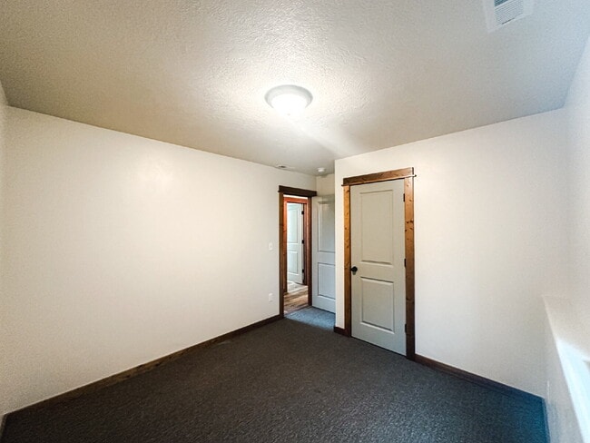 Building Photo - 3 Bedroom, 1 Bathroom Lower Level Duplex