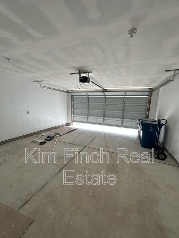 Building Photo - 887 E Seaside St