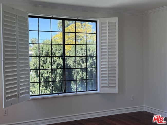 Building Photo - 107 N Swall Dr