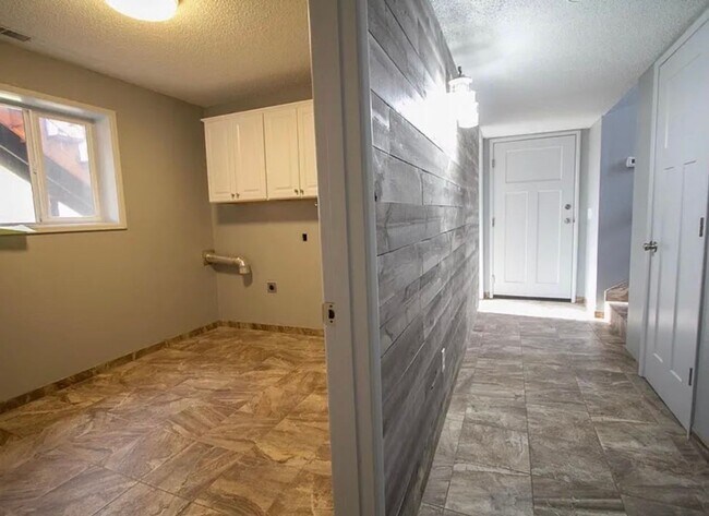 Building Photo - Spacious 4 Bed / 3 Bath Home – Great for Roommates!