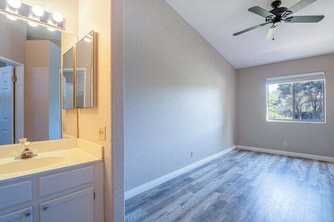 Building Photo - 448 Tava Ln