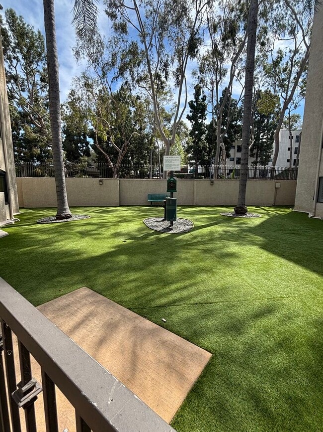 Building Photo - Two Masters Plus Loft Updated Condo in Long Beach