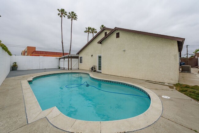 Building Photo - Your Newly Renovated Huntington Beach Oasi...