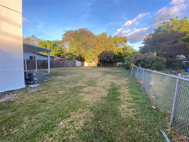 Building Photo - 2833 SW 38th Ave