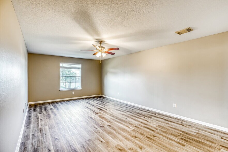 Building Photo - 7931 Evergreen Terrace Ln