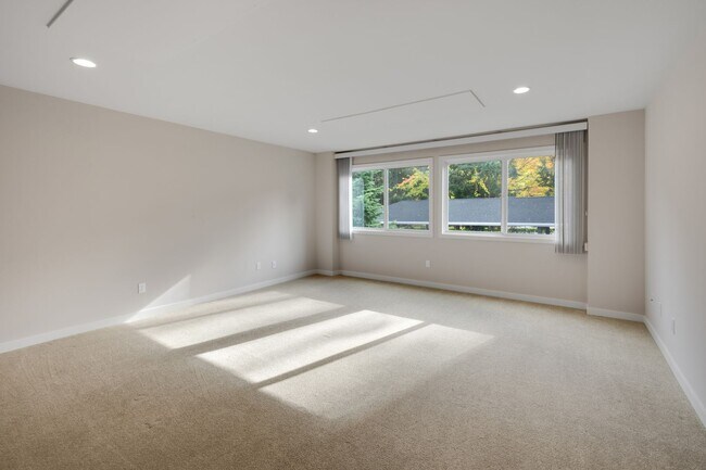 Building Photo - 2bd/2ba Bellevue Condo