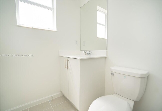 Building Photo - 2246 SE 27th Dr
