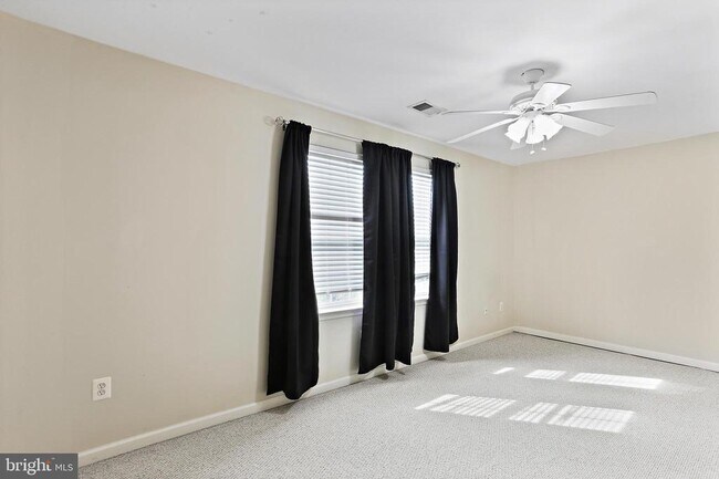 Building Photo - 570 Eisenhower Dr