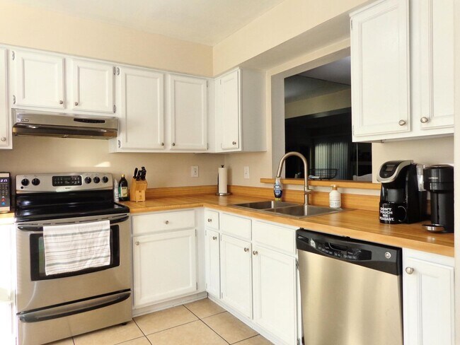 Building Photo - Lynnhaven Shores
