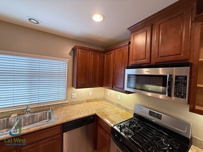 Building Photo - $3195 - Tri-level Town modern townhome in ...
