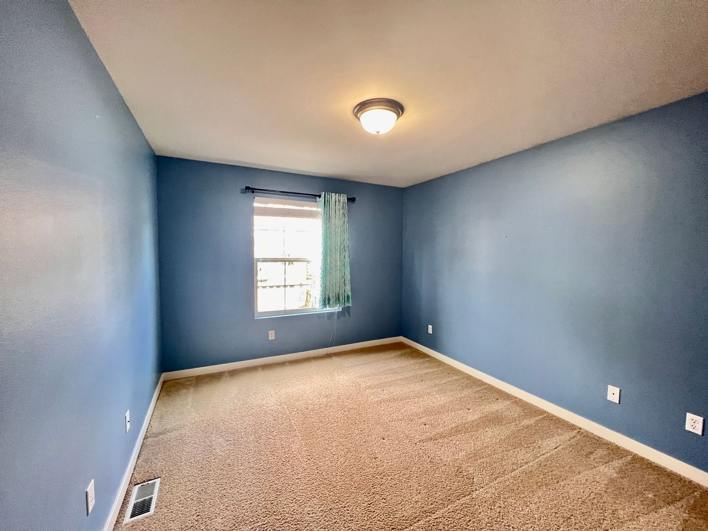 Building Photo - 4 Bedroom In Woodridge