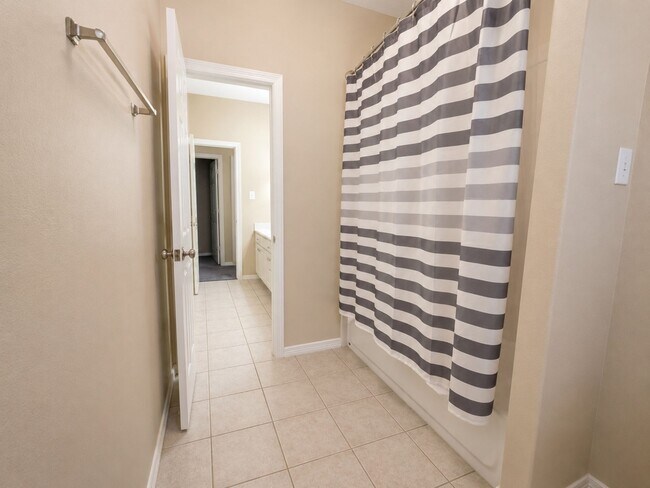 Building Photo - 2409 Deerwood Ct