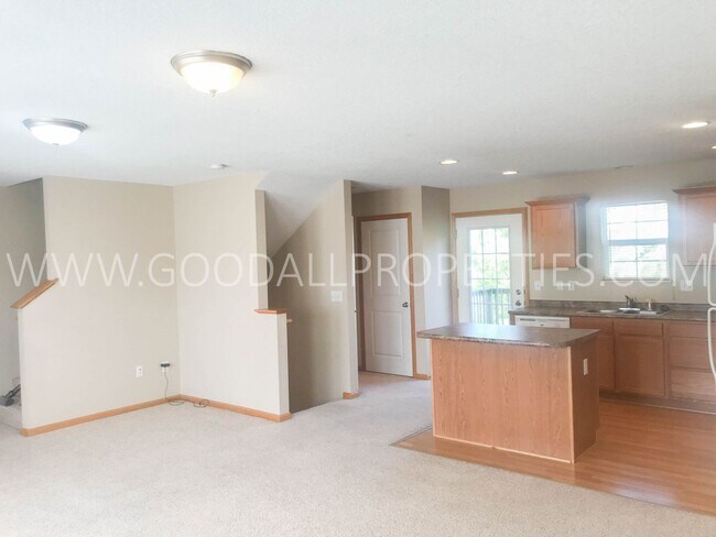 Building Photo - 2 Bedroom, 2.5 Bath Townhome in Urbandale with an attached two car garage.
