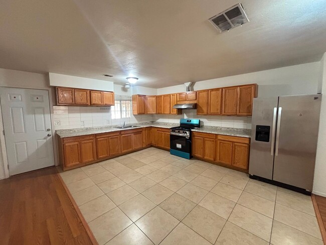 Building Photo - 572 Lenrey Ave