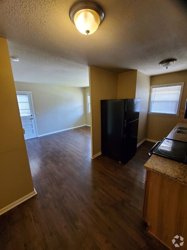 Building Photo - Super cute 1bed/1 bath $700.00 month in In...