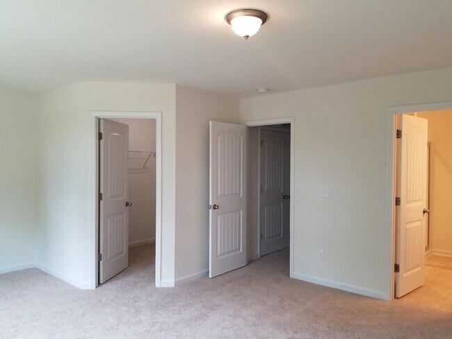 Building Photo - 49 E Grove Point Dr