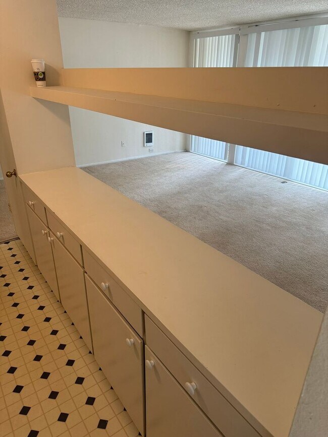 Building Photo - Refreshed Rental Rate One-Bedroom Condo Lo...