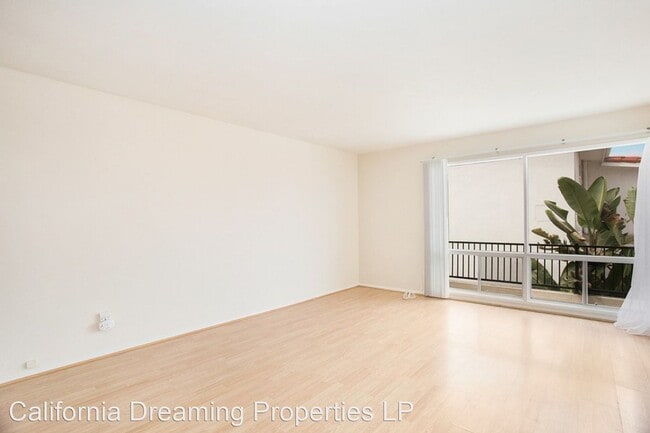 Building Photo - 520-524 Avenida Victoria