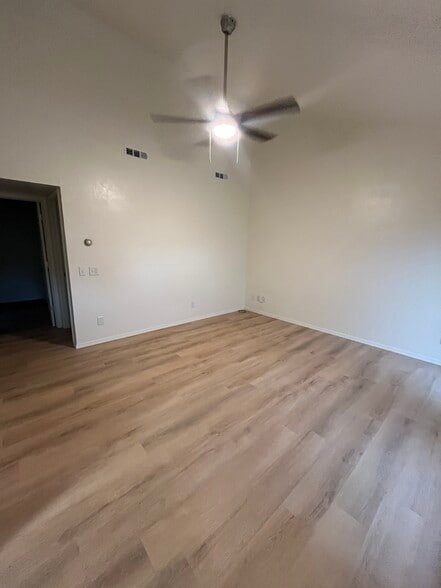 Building Photo - 919 W Tyler Ave