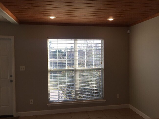 Building Photo - Charming 3BR/2BA Home with Open Split Floor Plan in Druid Oaks