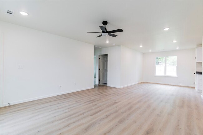 Building Photo - 1802 S 14th Pl