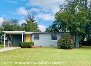 Building Photo - Large 4 Bed/1.5 Home with New Kitchen!