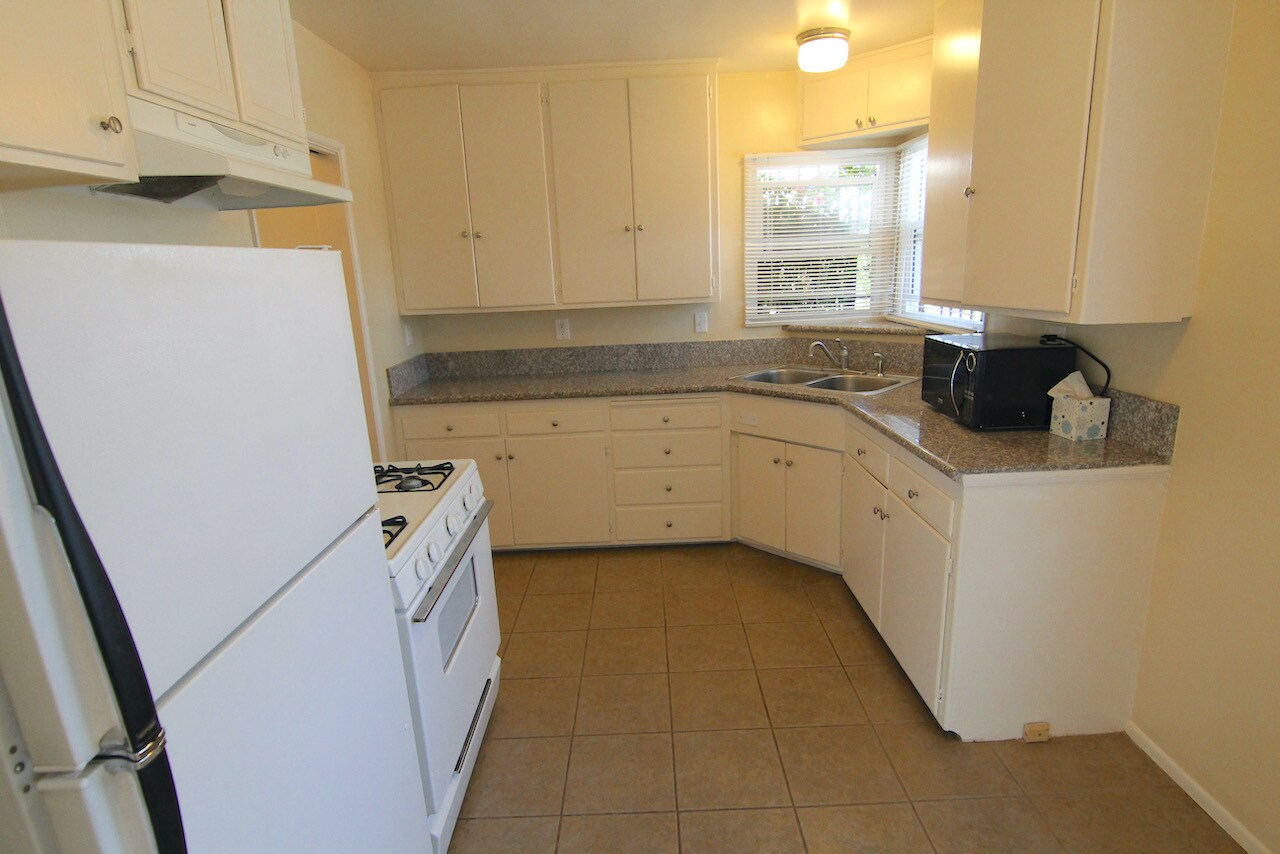 Building Photo - 1316 Centinela Ave
