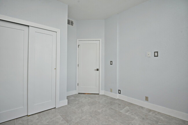 Front bedroom - 400 E Colonial Dr