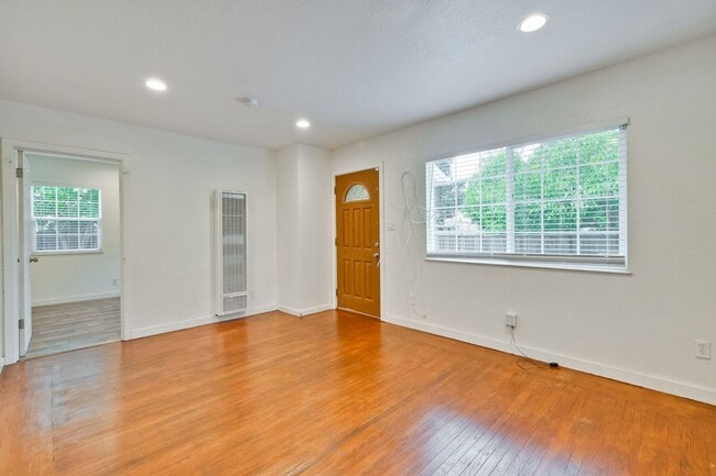 Building Photo - I Street