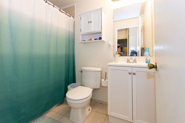 Building Photo - Brighton 3 Bed – Heat & Hot Water Included – 2 Parking Spots – No Fee