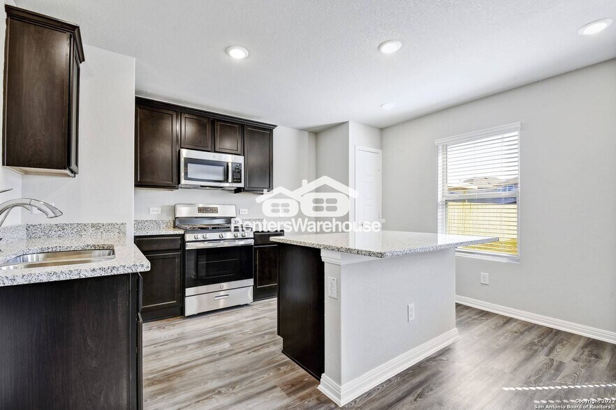 Building Photo - 522 Wild Olive Wy