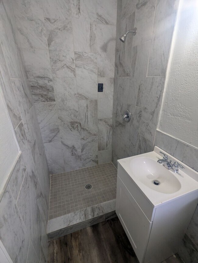 Building Photo - Charming 1 Bedroom 1 Bath Condo. Utilities included. Fury friends Welcome!