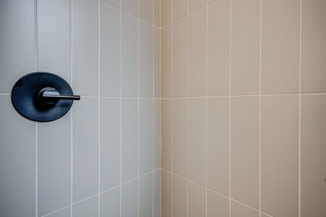 Building Photo - Spacious & Stylish Studio Apartment on W Diamond Street