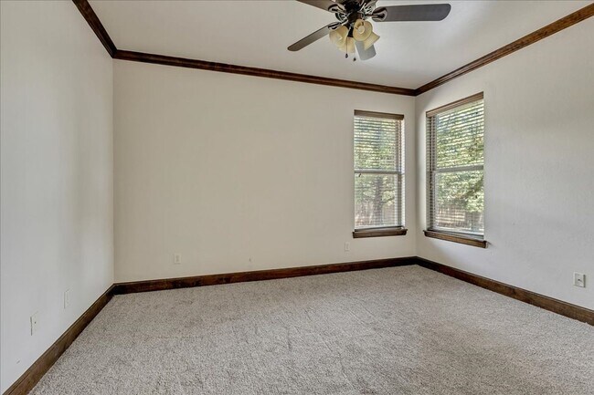 Building Photo - Gorgeous Executive Home - Open Plan - Stor...