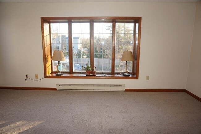 Primary Photo - 33 King Philip Rd