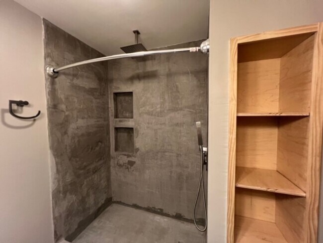 Building Photo - Spacious 2 Bed / 1 Bath Near Downtown Urbana with Garage