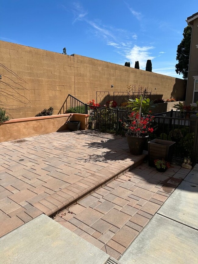 Building Photo - 3 bed  + Loft / 3.5 bath in Placentia, Ora...