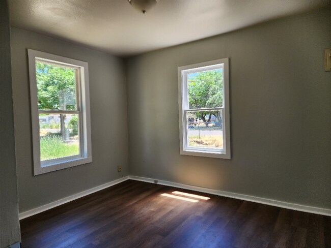 Building Photo - 646 Lois St