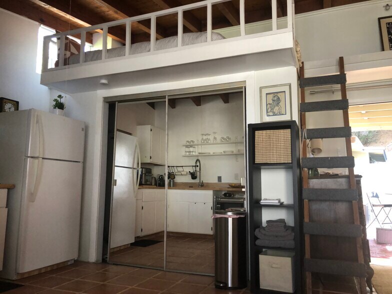 Building Photo - 8852 Wonderland Ave