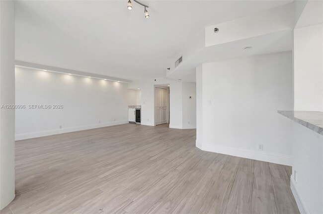 Building Photo - 1000 W Island Blvd