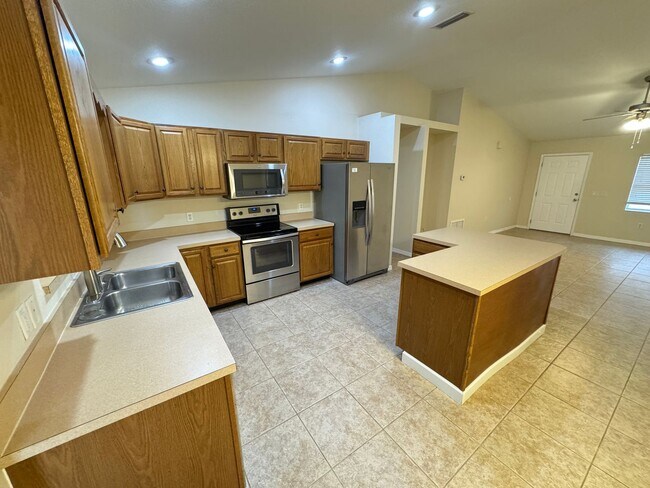 Building Photo - Lovely, Spacious 2 Bedroom, 2 Bathroom Home in Sebring!!