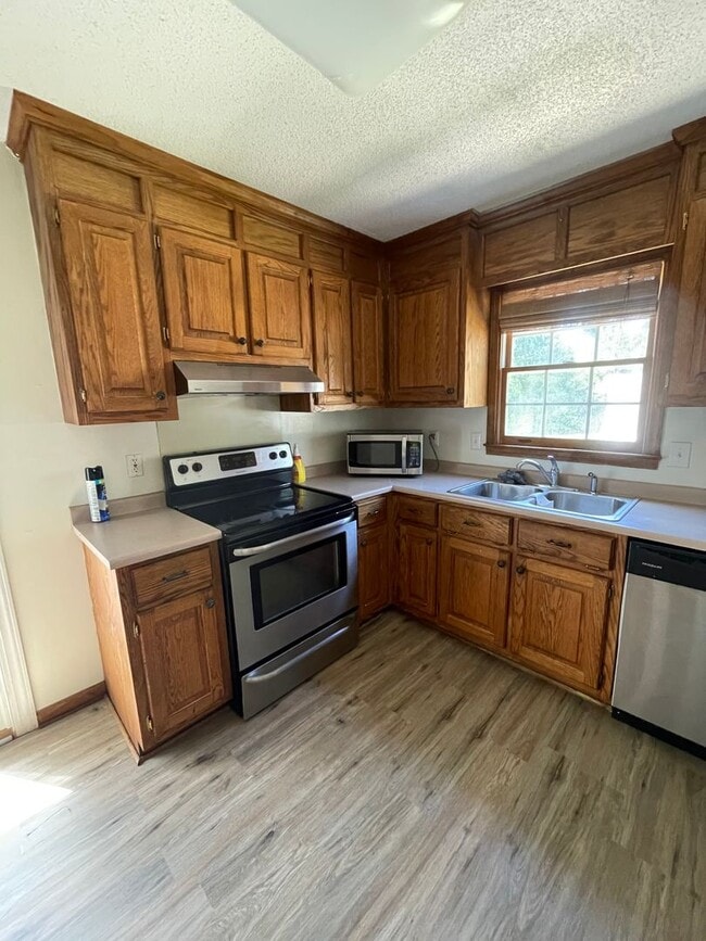 Building Photo - 3 Bedroom 2.5 Bath Townhome Located in Fou...