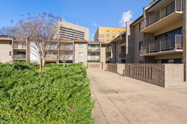 Building Photo - 102 Monroe St