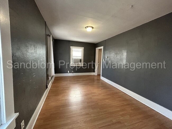 Building Photo - FOR LEASE | Riverview | 1 Bed, 1 Bath Gara...