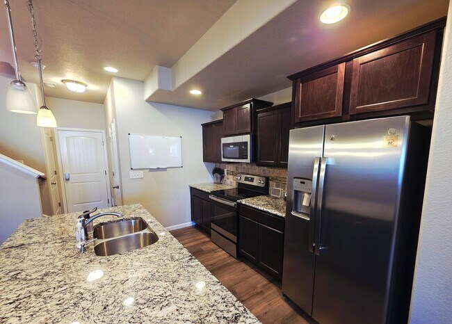 Building Photo - Charming 3 bedroom Townhome