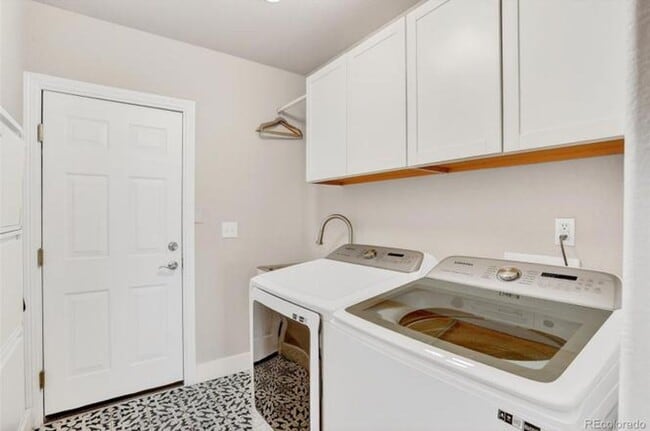 Building Photo - Renovated 2-bed 2.5 bath bright and open townhome located in the heart of Lone Tree!