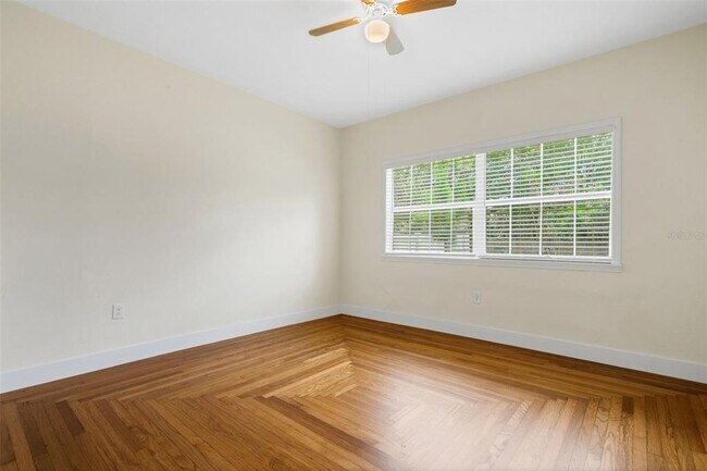 Building Photo - 934 Vistabula St
