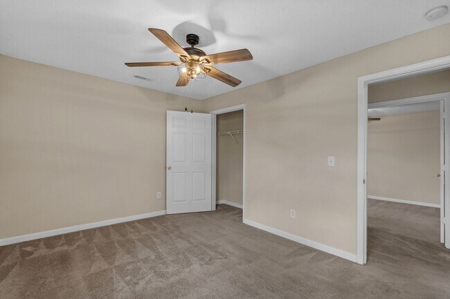 Building Photo - Who doesn't love  high speed internet, cable, water, sewer, trash & pest control included with th...